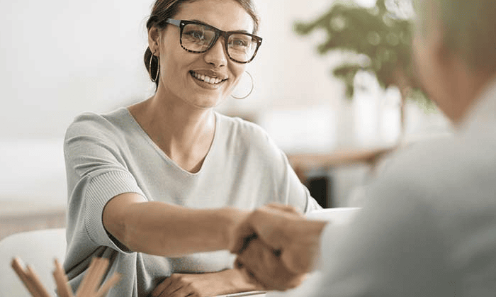 Frau bei Buchhaltungsgespräch, professionelle Finanzberatung.