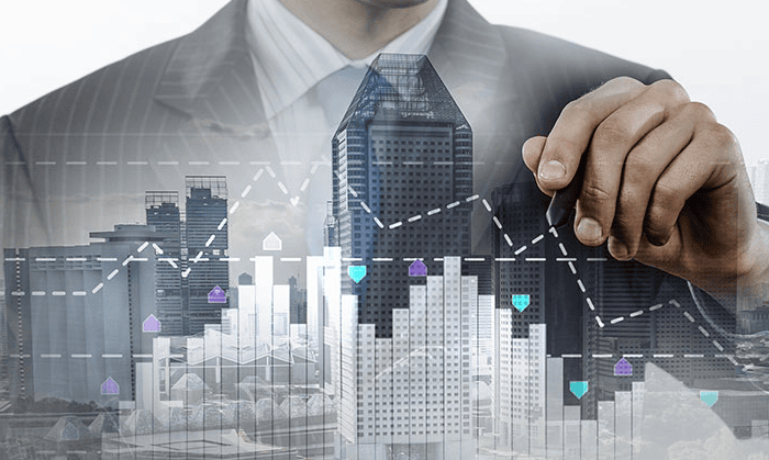 Finanzberater analysiert Finanzdaten und Stadtbild mit digitalen Grafiken.